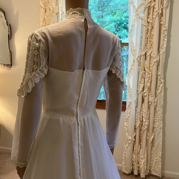 Vintage 1970s Long Sleeve Wedding Gown with Train Size Small Lace Daisy Details - Picture 8 of 15